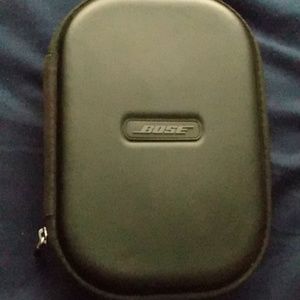 BOSE headphones w/ case. ( New condition)